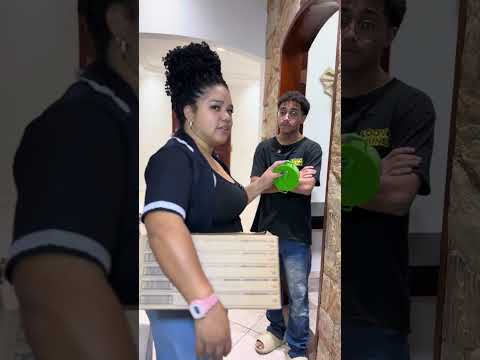 “Filho da patroa joga comida da empregada no lixo — mas o pai vê tudo e toma uma atitude inesperada”
