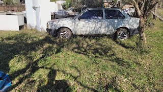 HOMEM TEM CARROS E MUITAS COISAS ANTIGAS NA SUA VELHA PROPRIEDADE