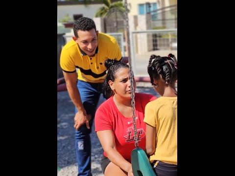 El vendedor descubre que la niña que vendía sus juguetes para comer era su hija