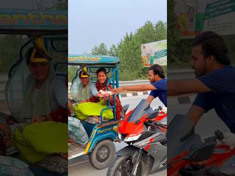 kabutar ko dekh kar bahut khush ho gai ladkiyan😀😀#public #reaction #kabootarlovers #कबूतर #r15v3