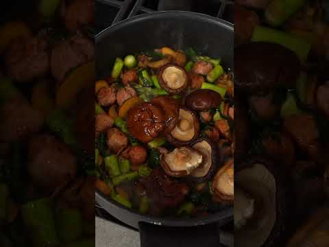 Pasta farfalle con albóndigas