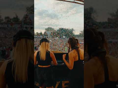 Into the night with a massive b2b at The Gathering on DreamVille: Amber Broos B2B MANDY.