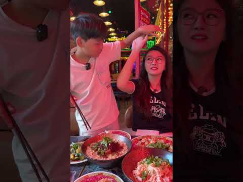 C'est quiiii ? 🤣 #chineserestaurant #dumplings #food #parisfood #noodles #humour