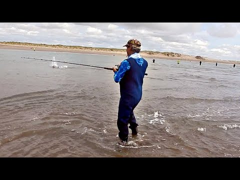 PESCADOR CAPTURA EL LENGUADO MÁS GRANDE DE SU VIDA LUEGO DE FEROZ BATALLA