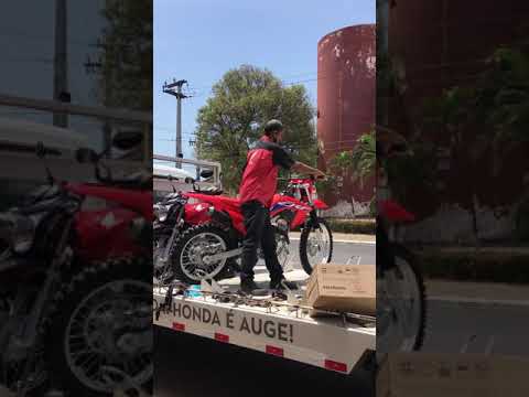 Descendo uma CRF 250 2022 do caminhão. Força bruta. #honda #crf250 #crf #motos2022