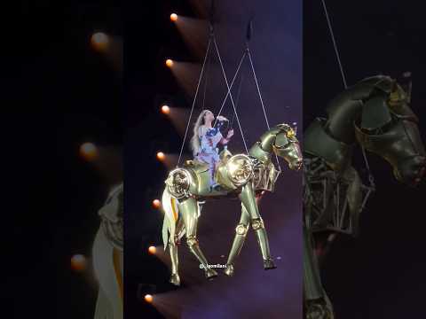 GOLDEN HORSE! Beyonce retires red car for “16 CARRIAGES” in Atlanta (Night 1) #beyonce #cowboycarter