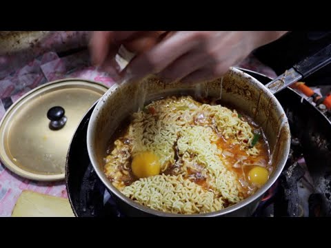 새벽 2시에도 열댓명씩 줄서는 전설의 라면집!! 비결이 뭘까!? Korean street food
