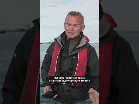 Barge to house asylum seekers arrives in UK