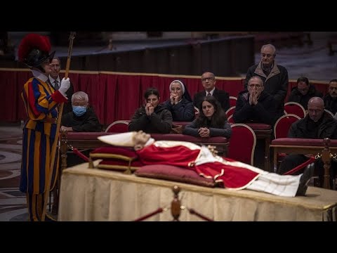 65 mil pessoas no primeiro dia da homenagem a Bento XVI