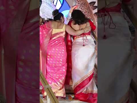 Kajol almost falls, drops phone in VIRAL #DurgaPuja video #Kajol #shorts #viralshort #virashorts