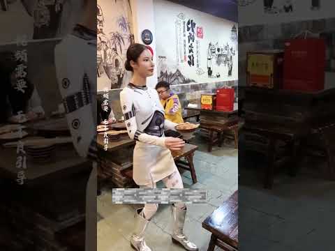 Robot phục vụ xinh đẹp