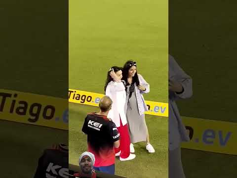 stadium mein do ladki photo khinchva le gai to ๐๐๐๏ธ #love #lovegoals #romanticmoments #romanticpair