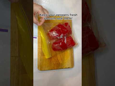 Keep your peppers fresh-vacuum seal them!🫑 #lifehack #food #kitchenhacks #vegetables #shortsvideo