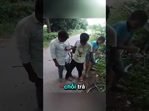 Bọn trẻ tấn công người đi xe máy#shorts