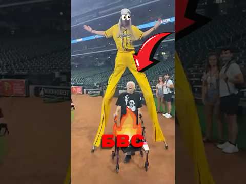 🤯 Как он играет в бейсбол на ходулях!