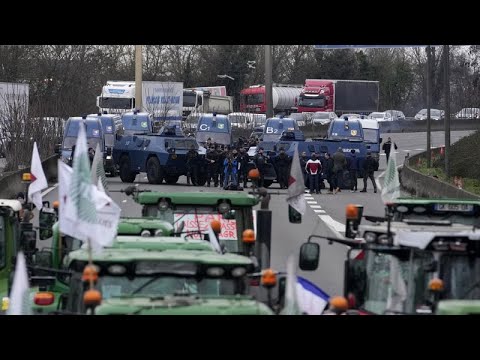 Σκηνικό «πολέμου» αγροτών και αστυνομικών δυνάμεων στην Γαλλία