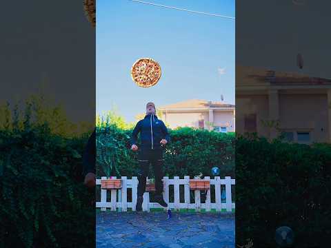 Arriva la pizza 🍕 ma il piccante 🌶️ 🥵…aiutooo 🔥 #ironia #iphone17promax #risate #viraleshorts