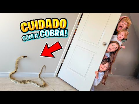 ESCONDIDOS da COBRA no BANHEIRO! QUEM VAI SALVAR a NOSSA FAMÍLIA? Pai Também Vloga