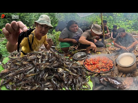 Jungle Survival in Heavy Rain Wild Prawn Hunting Wild Prawn Catch and Cook Outdoor Cooking & Eating