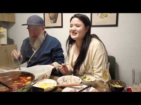 四川幺妹爆辣火锅大战德国老吃货！秘制烤羊排太嫩了！红糖糍粑一上桌秒光！#海外生活 #老外吃火锅