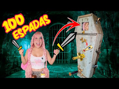 CHUKY BARBIE RESISTE A 100 ESPADAS EN UNA CAJA DE MADERA 😱