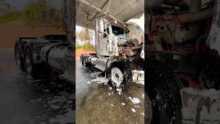 Peterbilt wash day #truckdriver #semi #peterbilt #carwash #camion #chofer #wet #spraydown