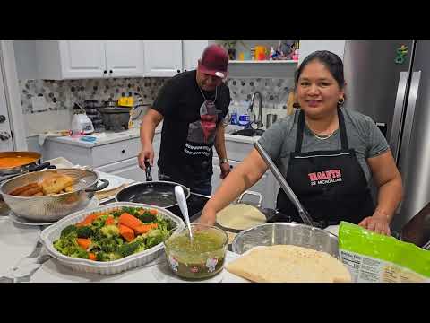 Con mi esposa ayudando hacer comida para comer con mis hijos bien agusto