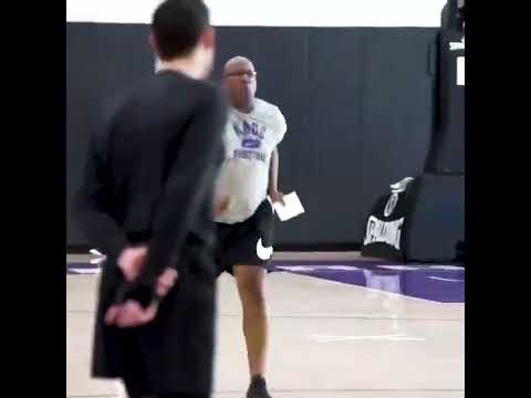 When Kings fans knew Mike Brown had Coach of the Year locked up  (via @SacramentoKings) video clip