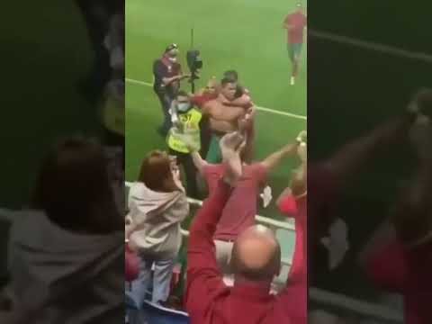 Cristiano Ronaldo abraçando o guarda