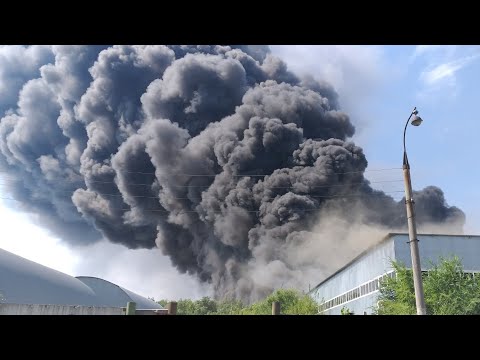 В Самаре горит склад, столб дыма видно в разных частях города