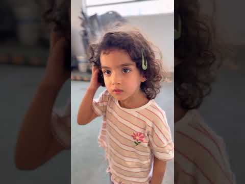 طفلة تبحث عن قطة تحت السيارة ولكن الصدمة كانت بالسيارة😂؟!