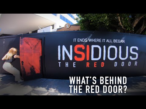 Scare Prank - What's Behind The Red Door?