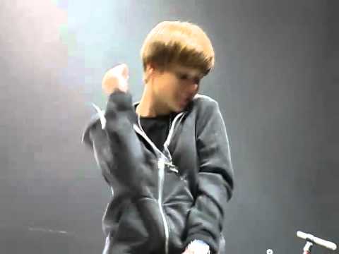 Justin Bieber dançando Teach Me How To Dougie