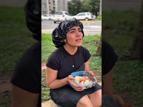 Patrón en Estados Unidos encuentra a su empleada comiendo en la calle y esto pasó