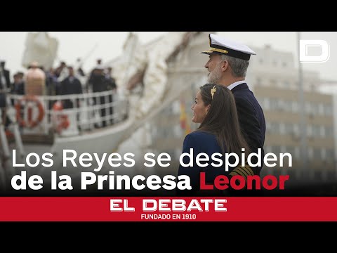 Así se han despedido los Reyes de la Princesa Leonor al zarpar a bordo del buque escuela Elcano