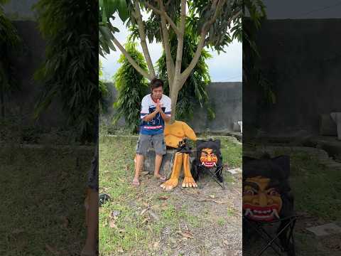 Badut Buta Memakai Kostum