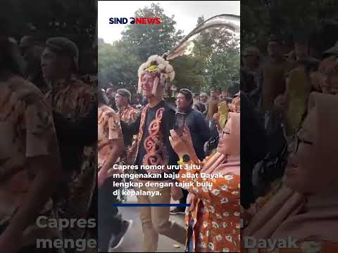 FT: Peringati Dies Natalis UGM, Ganjar Pranowo Kenakan Baju Adat Dayak