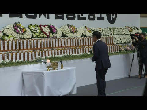 South Korea's acting president arrives at makeshift memorial near Jeju Air plane crash site | AFP