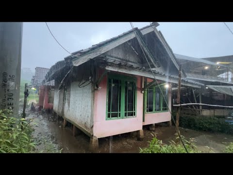 Suasana Kampung Diguyur Hujan Deras, Suasananya Bikin Betah di Jawa Barat-Garut Selatan