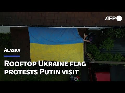 Alaskan puts Ukraine flag on rooftop in protest of Trump-Putin meeting | AFP