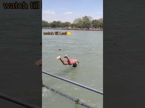 जान जोखिम में डाल के नारियल पकड़ते हैं बच्चे😳❌ #haridwar #short #short