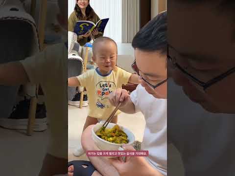 아기는 입을 크게 벌리고 <strong>맛있는</strong> 음식을 기대해요.