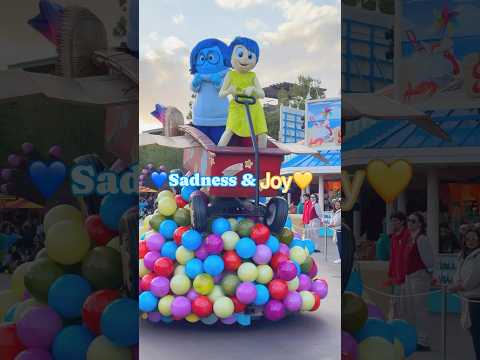Sadness💙and Joy💛at Better together parade#sadness#insideout2#insideout#Intensamente#intensamente2