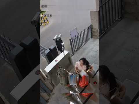 seorang ibu yang pingsan di jalan lalu di selamatkan oleh seorang militer. #momen#haru#short