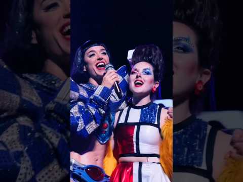 Katy Perry sings on stage with her fan 😍🫶