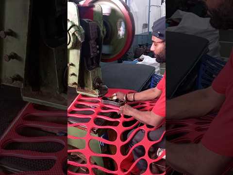 piyava mare gajab ke lok, chappal factory me dekho chappal cutting Hota hai #shortvideo