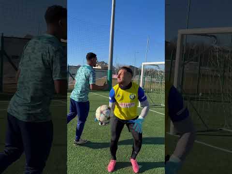 A VOLTE QUESTA È L’UNICA SOLUZIONE😂 TAGGA IL TO COMPAGNO DI SQUADRA #calcio #portiere #football