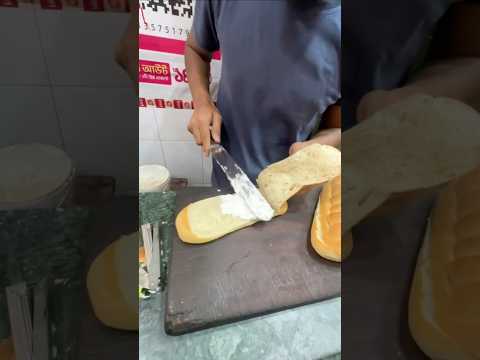 বাটার বন এর ভিতরে বাটার দিয়ে দিচ্ছে।#shorts #food #themahdivlogs