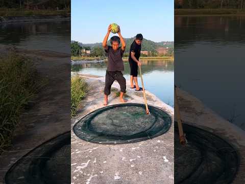 اصطاد سمكة باستخدام البطيخ 🐠😍