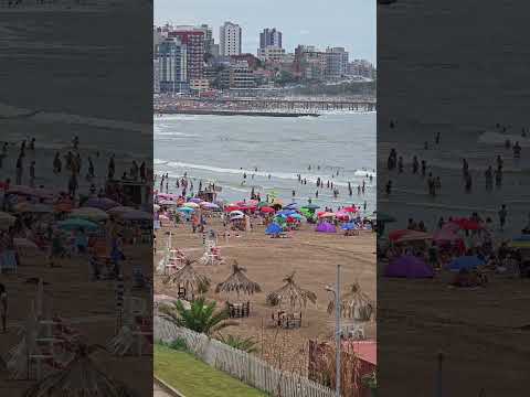 Ni el pronóstico de lluvia detiene a la gente para que se acerque a las playas de Mar del Plata
